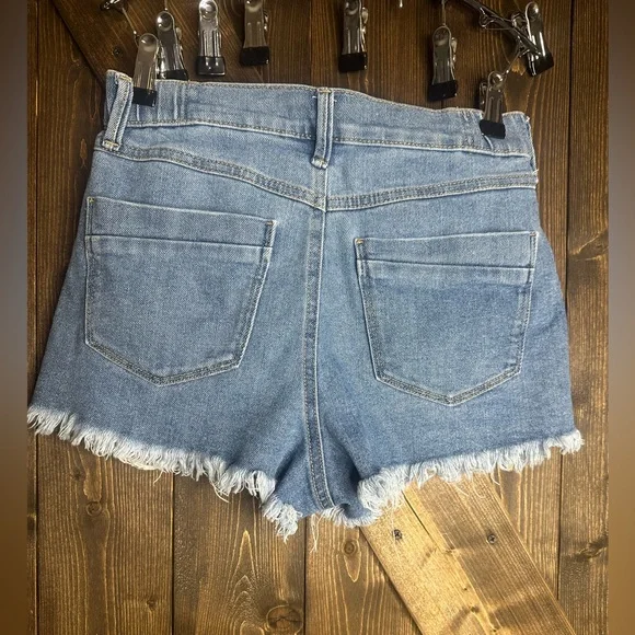 Sincerely Jules•denim shorts• distressed/frayed
Size 3/26 - Picture 2 of 7